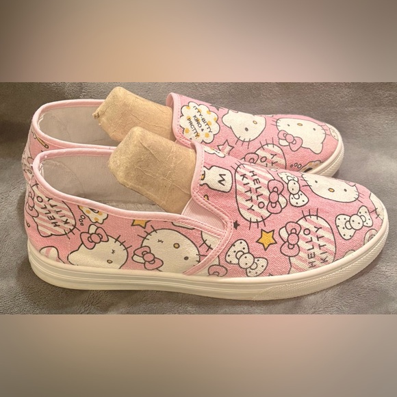 😻 Hello Kitty size 9 Pink and White Slip On Shoes - Picture 3 of 7